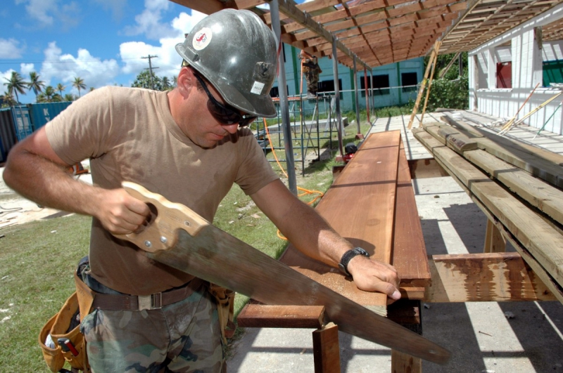 charpentier-THEOULE SUR MER-min_worker_construction_building_carpenter_male_job_build_helmet-893290